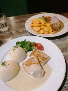 Fotka Kurací steak syrová omáčka ryža. , Panenka a zemiakové dukátiky