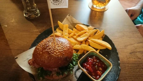 Fotka jedla Hamburger a hranolčeky