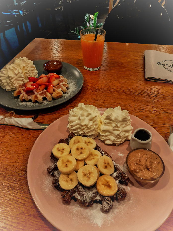 Fotka Waffle slaný karamel javorový sirup ovocie