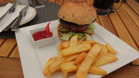 Fotka jedla Hranolčeky a burger