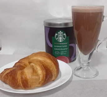 Fotka Raňajky horúce mliečne kakao s čerstvo upečeným croissantom