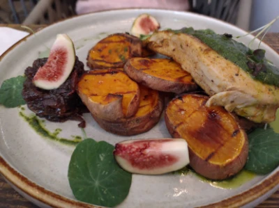 Fotka KURACÍ STEAK SO SLADKÝMI ZEMIAKMI A CIBUĽOVO-SLANINOVÝM CHUTNEY