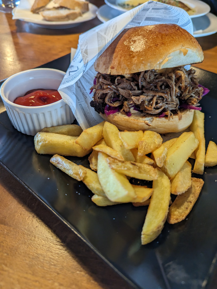 Fotka Burger s trhaným mäsom a kapustou