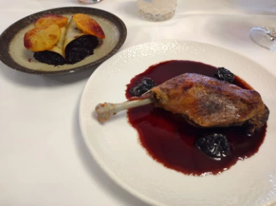 Fotka Konfitované kačacie stehno, lokše, kapusta, sušené slivky