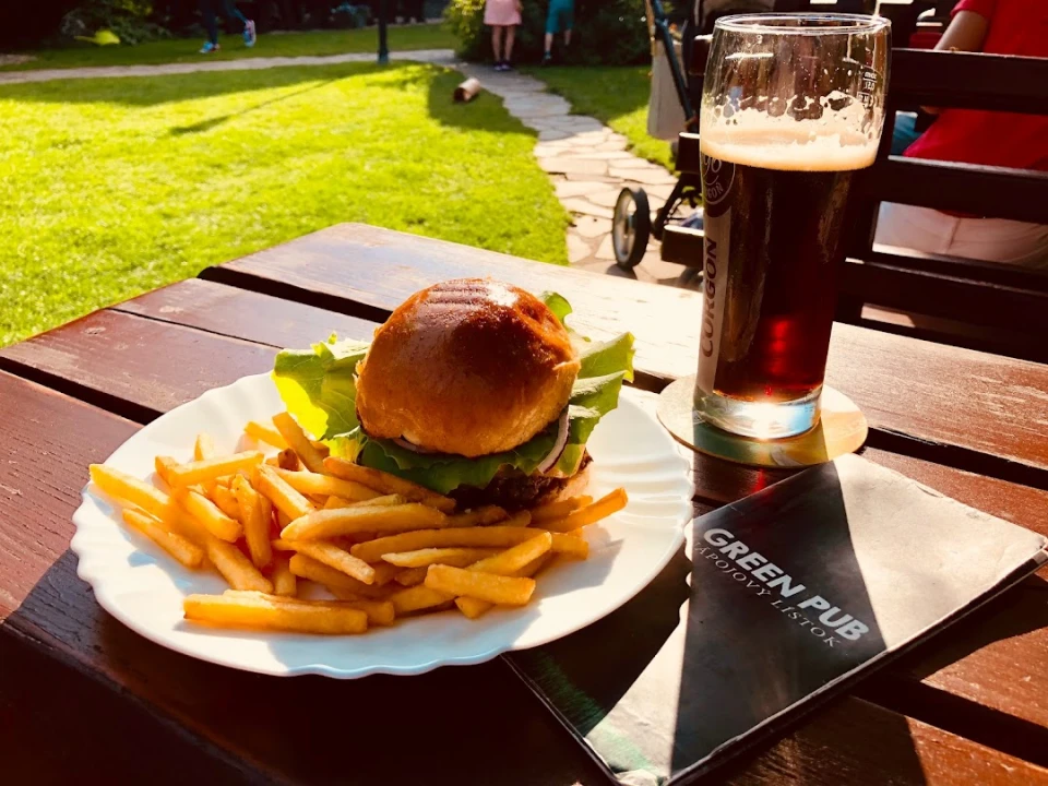Fotka hamburger a hranolčeky