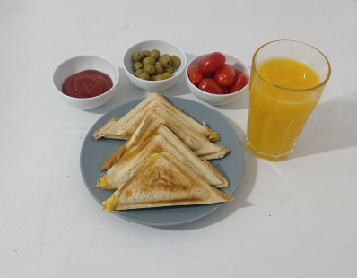 Fotka Raňajky Zapekané tousty so syrom a šunkou a pomarančový fresh