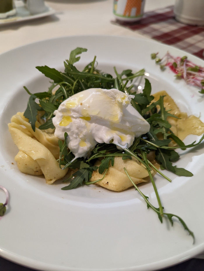 Fotka Plnené ravioli s hľuzovkovým olejom a burratou