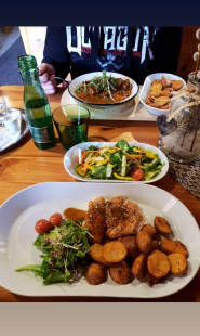 Fotografia jedla Kurací steak opekané zemiaky šalát+prílohový šalát