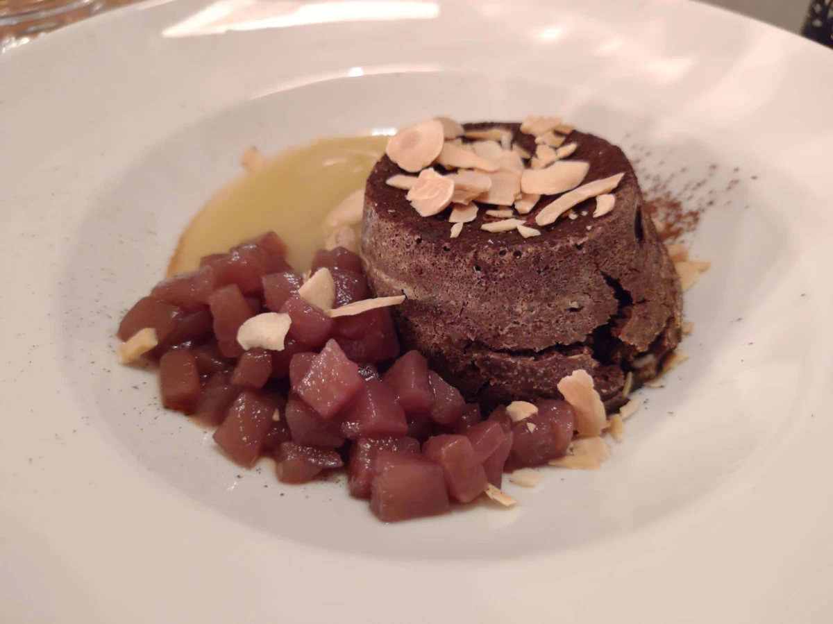 Fotka TORTA AL CIOCCOLATO CON SALSA PERA
