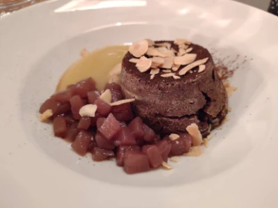 Fotka TORTA AL CIOCCOLATO CON SALSA PERA