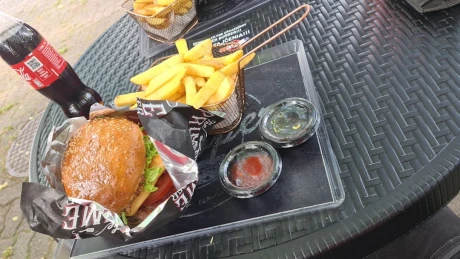 Fotografia jedla Hamburger a hranolčeky