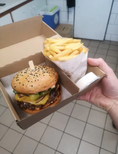 Fotografia jedla Burger klasik s hranolkami a omáčkou