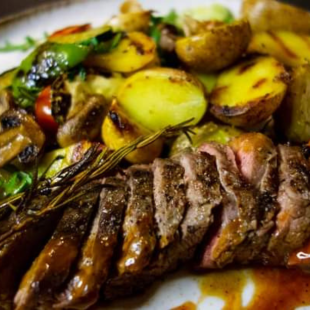 Fotka Flank steak, opekané zemiaky s rozmarínom, grilovaná zelenina