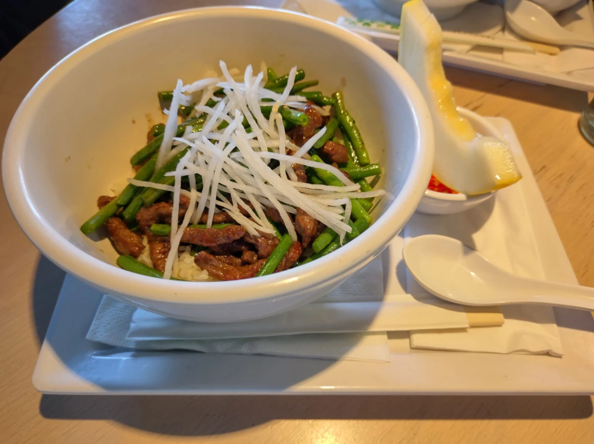 Fotka Hovädzie so zelenými fazuľkami a chilli