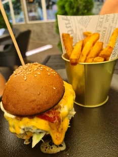 Fotografia jedla Hranolčeky a burger
